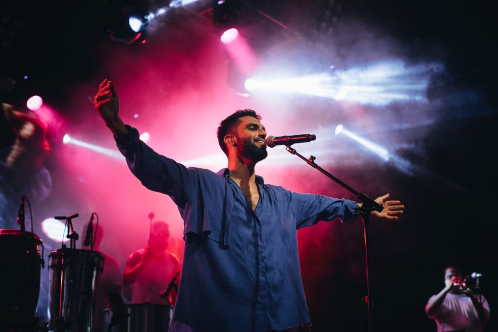 O evento promete uma noite inesquecível de música brasileira e celebração com shows de Marina Sena e Marcelo D2.