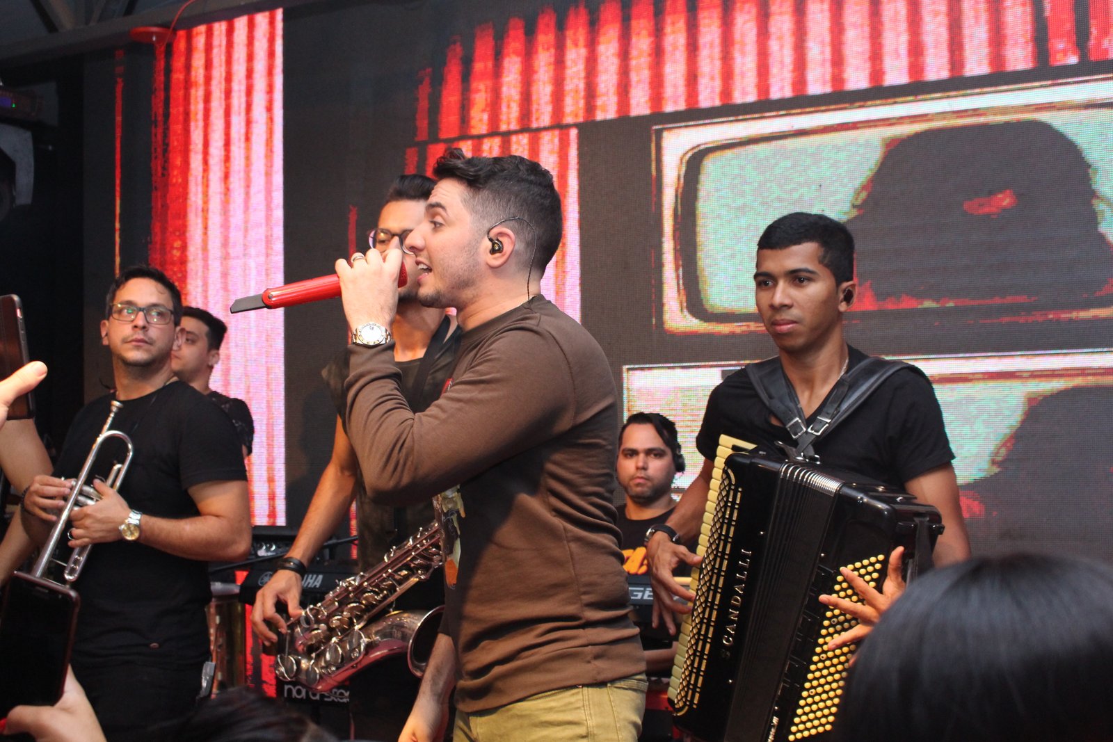 Jonas Esticado faz pocket show exclusivo e fala sobre novo DVD que será gravado na capital federal