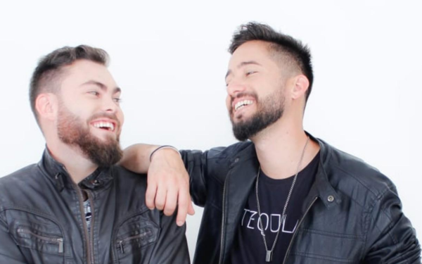 Conheça Caio e Henrique, a dupla sertaneja carinhosamente apelidada de “Os bonitinhos de Brasília”