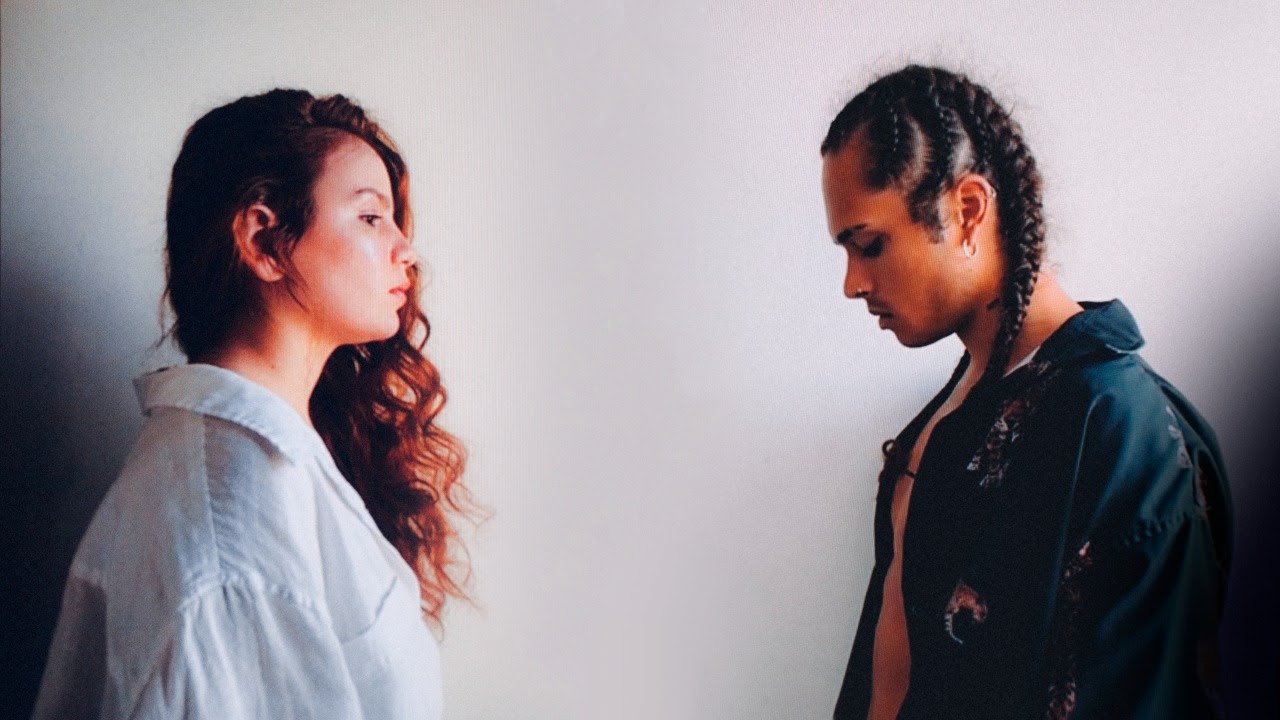 Carol Biazin lança clipe da música “Sempre Que Der” ao lado de Vitão