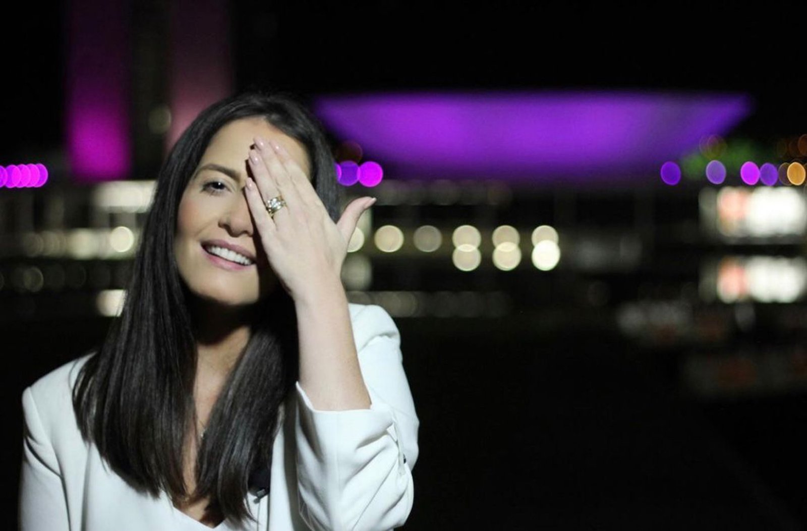 Jornalista Amália Barros lança o livro “Se Enxerga” em Brasília