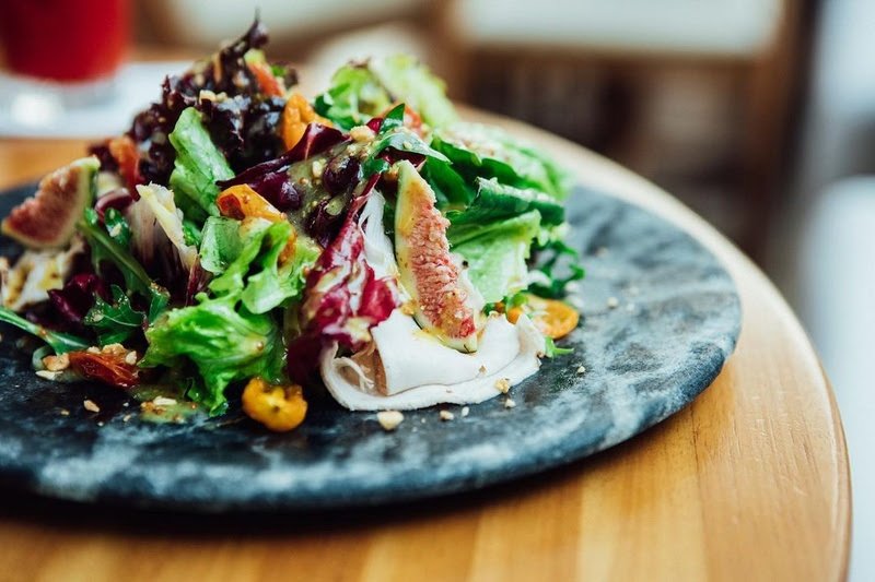 Verão leve: confira opções de saladas refrescantes para degustar no calor de Brasília