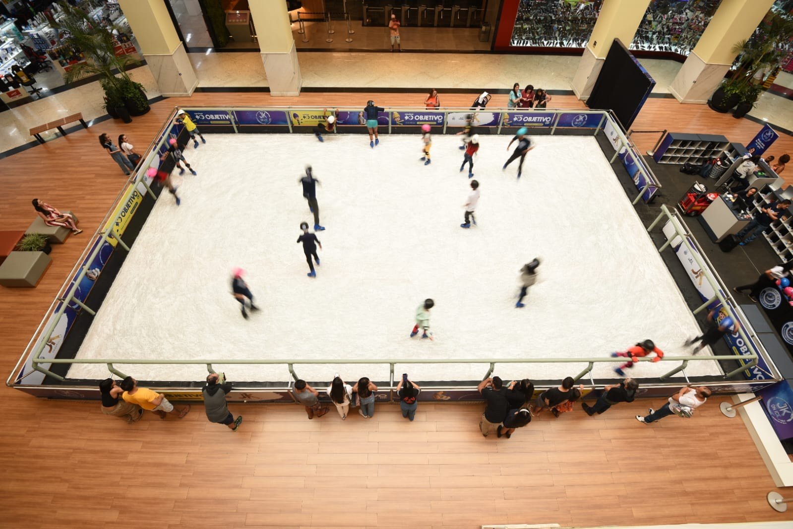 JK On Ice: pista de patinação no gelo é atração de férias do JK Shopping